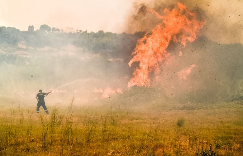 Φωτιά στα Ροζενά Κορινθίας με ενίσχυση από εναέρια μέσα