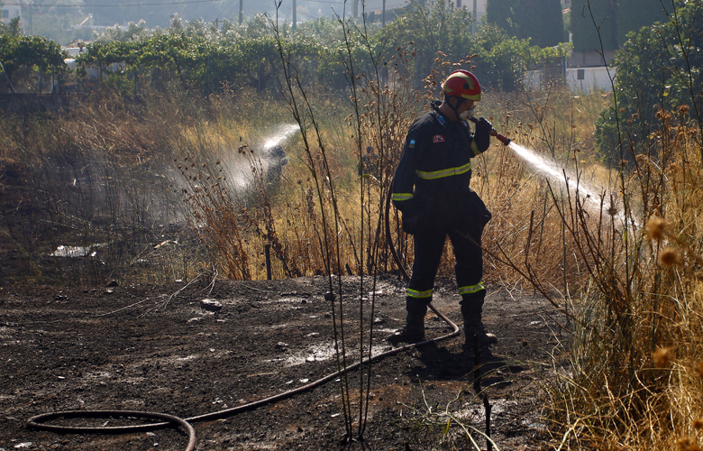 Πυρκαγιά με εκρήξεις στο Πέραμα ενεργοποιεί τις Αρχές