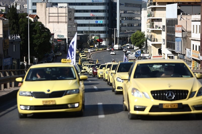 Αντίθετες Φωνές για την Υπουργική Απόφαση σχετικά με τη Σήμανση των Ταξί