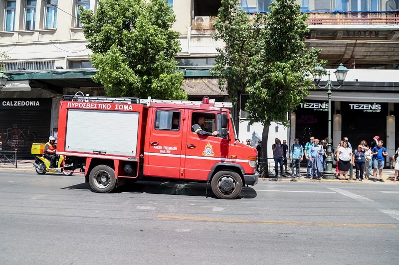 Φωτιά σε διαμέρισμα στους Αμπελόκηπους Θεσσαλονίκης με επιχείρηση κατάσβεσης σε πλήρη εξέλιξη