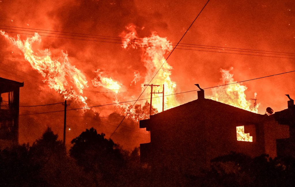 Ολονύχτια μάχη των πυροσβεστικών δυνάμεων κατά της φωτιάς στην Κορινθία